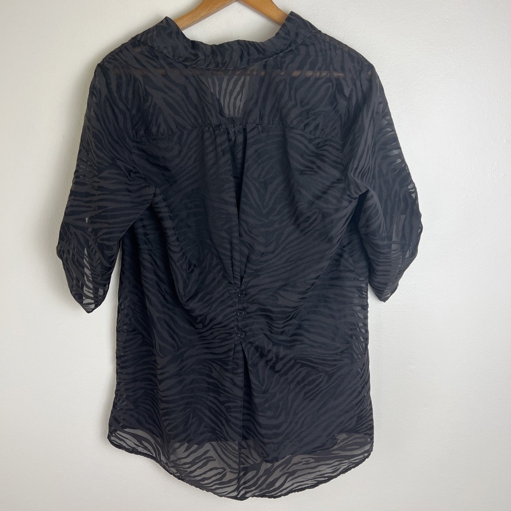 Womens Chic Top‎ Sz L Sheer Animal Print Button Up Collar Roll-Tab Structured